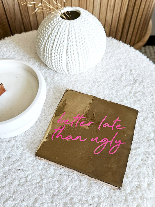 Tegeltje – Better late than ugly